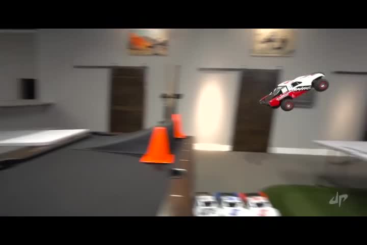 ¡Sorprendente! YouTubers hacen circuitos extremos con autos a control remoto