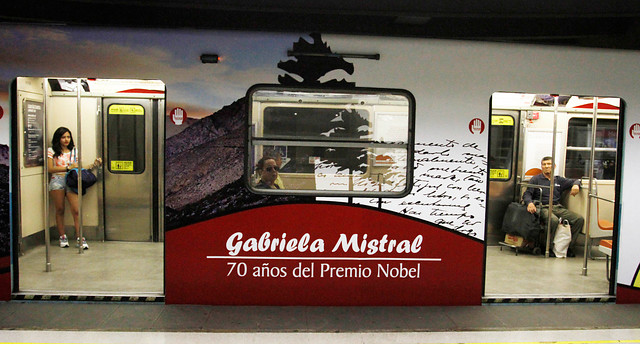 Gabriela Mistral se acerca a pasajeros de Metro en tren “vestido” con su obra