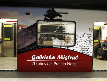 Gabriela Mistral se acerca a pasajeros de Metro en tren “vestido” con su obra