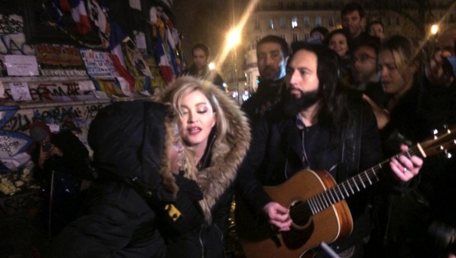 Madonna improvisa un concierto en París en homenaje a las víctimas