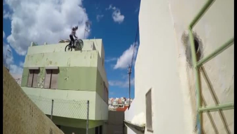 Increíble y extremo "paseo" por los techos grabado con una GoPro