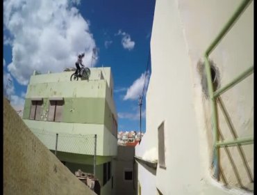 Increíble y extremo "paseo" por los techos grabado con una GoPro