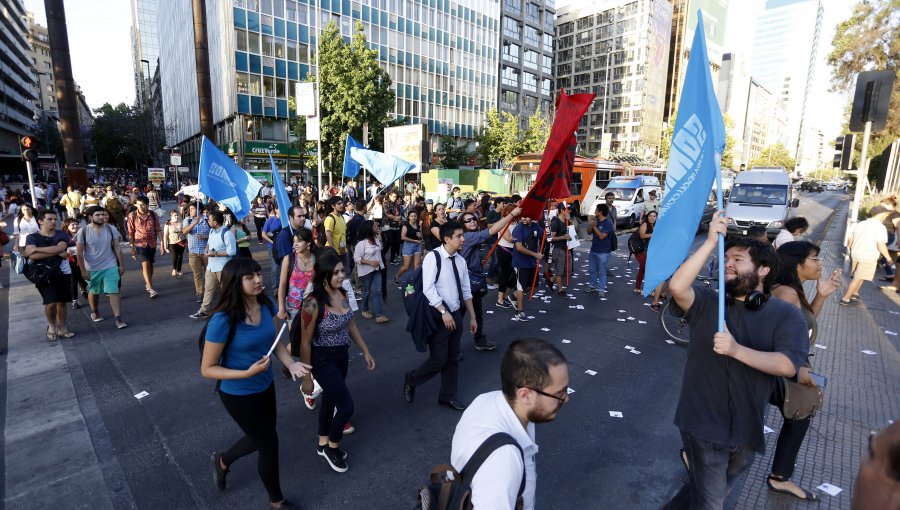 Marcha contra las AFP terminó en enfrentamiento con Carabineros