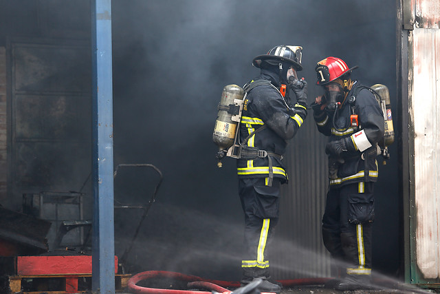 Bomberos controló incendio en fábrica de pinturas de San Bernardo