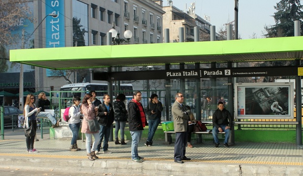 Usan auto robado en “portonazo” para asaltar gente en paraderos del Transantiago