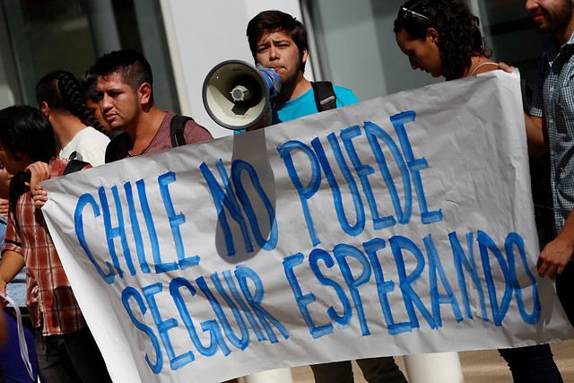 Estudiantes protestan frente al TC por fallo sobre Gratuidad