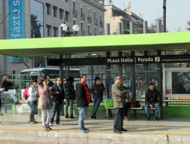 Usan auto robado en “portonazo” para asaltar gente en paraderos del Transantiago