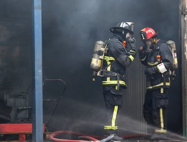 Bomberos controló incendio en fábrica de pinturas de San Bernardo