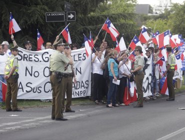 Familiares de reos de Punta Peuco protestan frente a la Escuela Militar