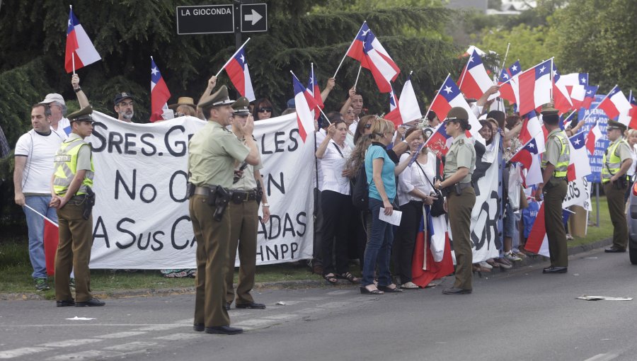 Familiares de reos de Punta Peuco protestan frente a la Escuela Militar