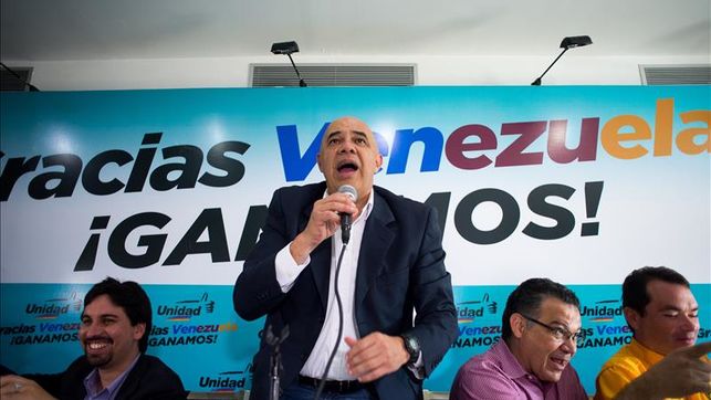 Oposición hace planes con el poder mientras el chavismo busca culpables