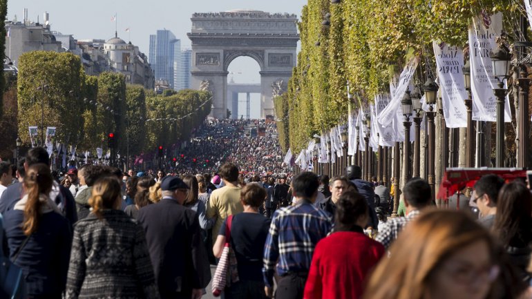 Miles de personas se concentran en París en defensa del medioambiente