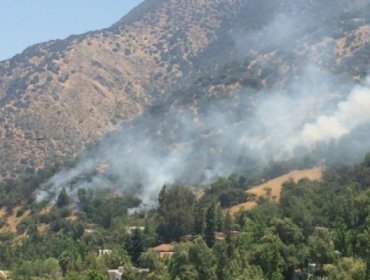 Incendio forestal afecta al cerro Manquehue