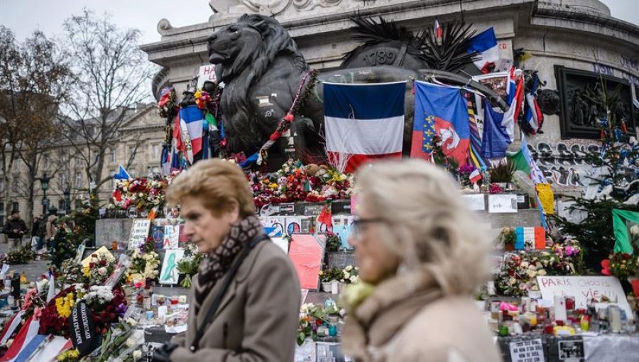 Francia recuerda los atentados de París un mes después de la masacre