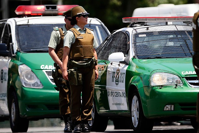 900 carabineros vigilan barrios comerciales y el exterior de malls en Santiago