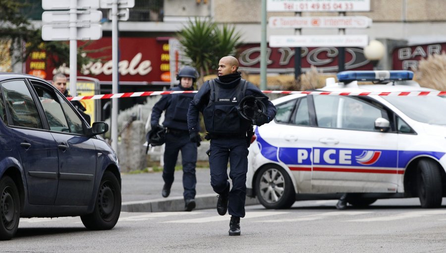 Un encapuchado apuñala a un profesor en Francia en nombre de Estado Islámico