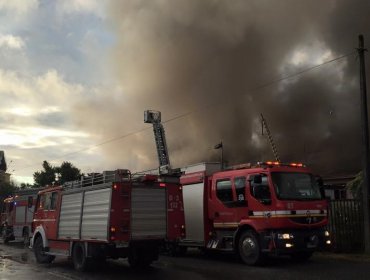 Incendio afectó planta Watts al norte de Valdivia