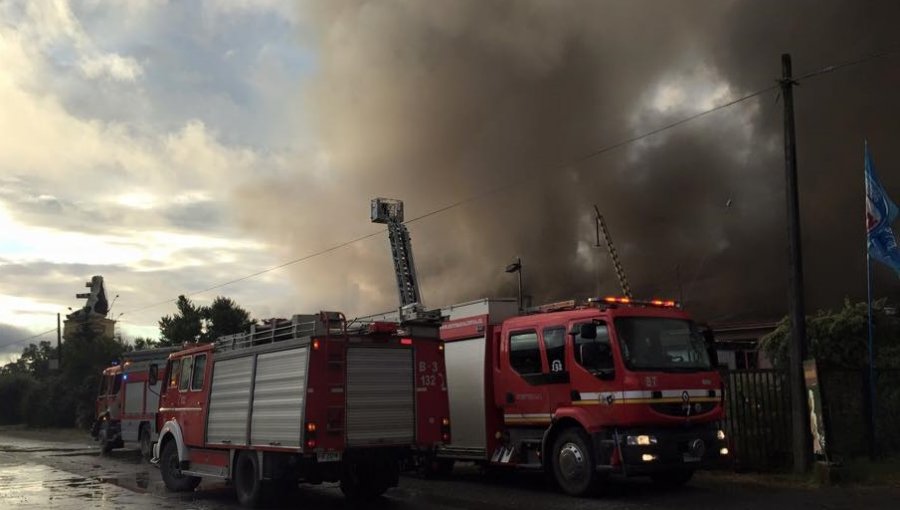 Incendio afectó planta Watts al norte de Valdivia