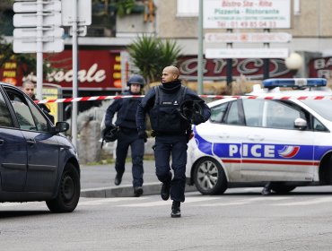 Un encapuchado apuñala a un profesor en Francia en nombre de Estado Islámico