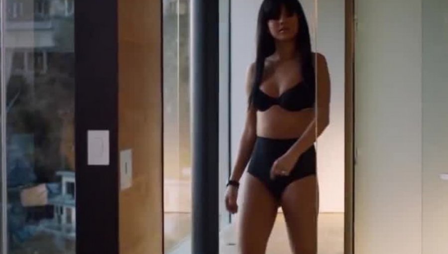 Selena Gomez se luce en su nuevo adelanto del video "Hands To Myself"