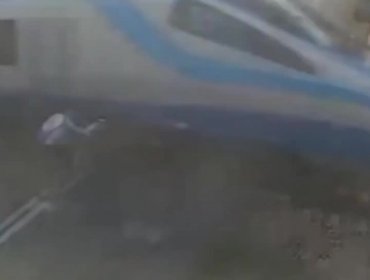 Increíble, Ciclista choca con un tren de alta velocidad y sobrevive