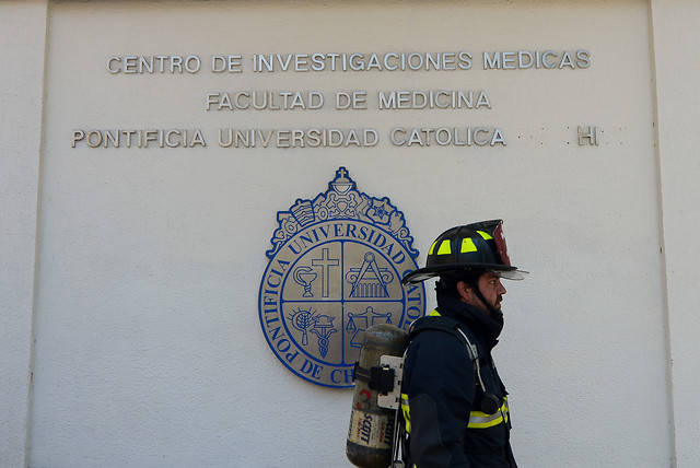 Emergencia química fue controlada por bomberos cerca del Hospital Clínico UC