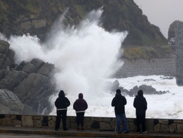 Reanudan búsqueda de hombre arrastrado por las olas en Viña del Mar