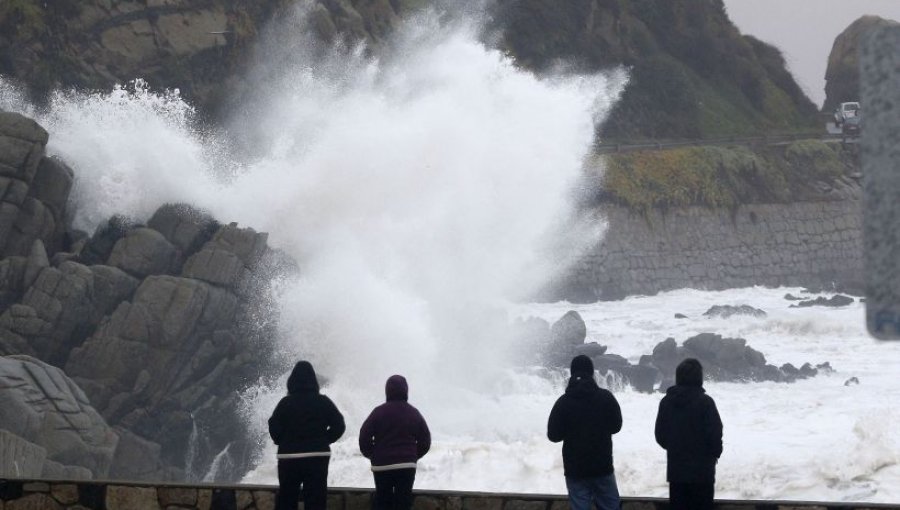 Reanudan búsqueda de hombre arrastrado por las olas en Viña del Mar