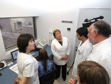 Presidenta Bachelet destaca avances en salud “paso a paso”