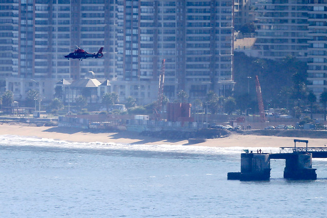 Seco y vivo apareció hombre arrastrado por las olas en Viña del Mar