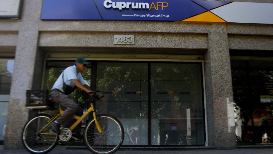 Contraloría objeta polémica fusión de AFP Cuprum y Argentum