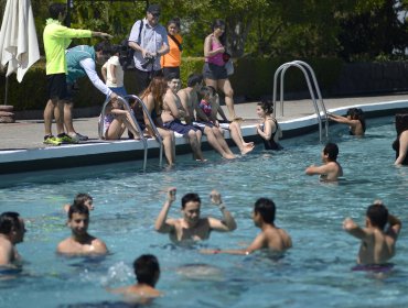 Niños resultan con quemaduras por exceso de cloro en piscina de Maipú