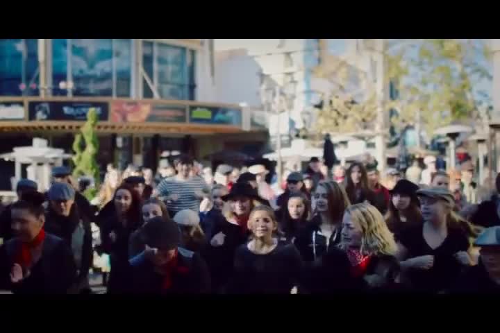 Protagonista de “Mary Poppins” celebra sus 90 años con divertido flashmob