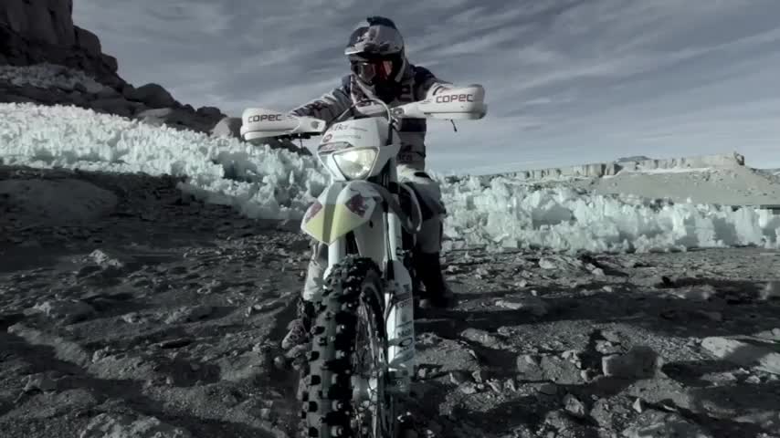 Chaleco López rompió récord mundial subiendo al volcán Ojos del Salado en moto