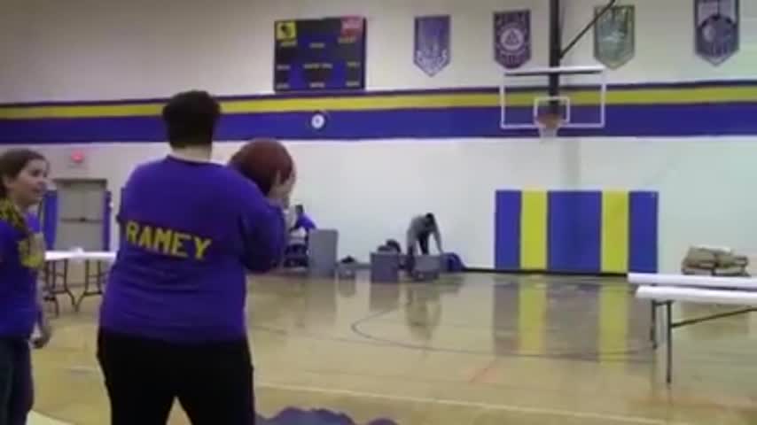 Viral: Madre se juega la mitad de la matrícula de su hija con este tiro de básquetbol