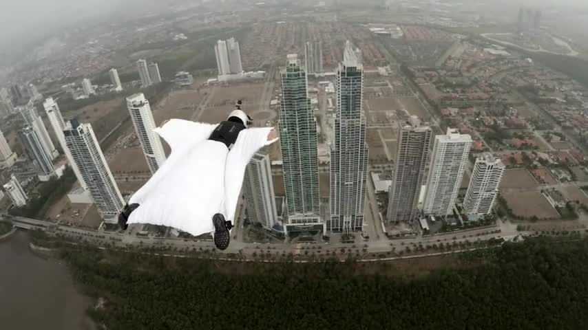 ¡Impresionante! Bella modelo vuela entre dos edificios
