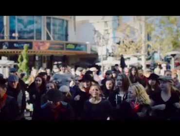 Protagonista de “Mary Poppins” celebra sus 90 años con divertido flashmob