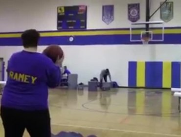 Viral: Madre se juega la mitad de la matrícula de su hija con este tiro de básquetbol