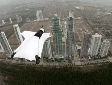 ¡Impresionante! Bella modelo vuela entre dos edificios