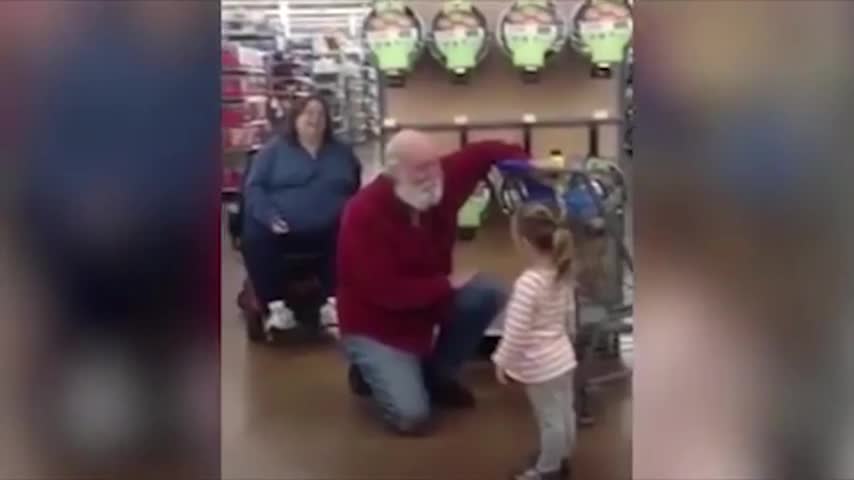 Tierna niña confunde a un abuelito con el Viejito Pascuero en el supermercado