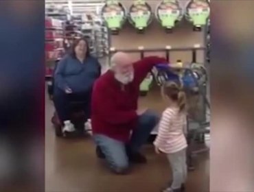 Tierna niña confunde a un abuelito con el Viejito Pascuero en el supermercado