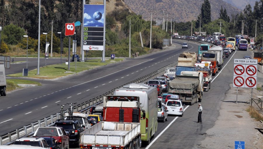 Bus y camión impactan de frente en Ruta 5 Norte