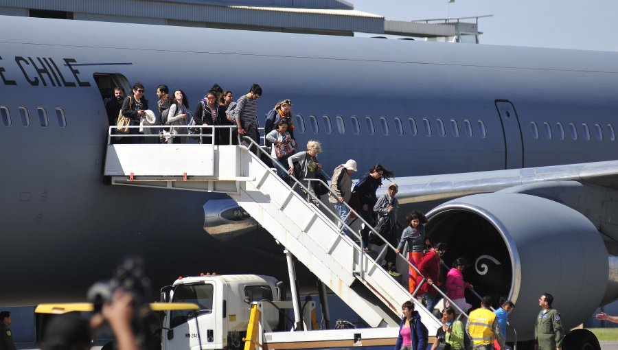 Avión de la FACH aterriza en Santiago con pasajeros desde Isla de Pascua