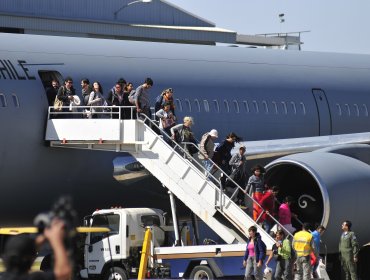 Avión de la FACH aterriza en Santiago con pasajeros desde Isla de Pascua