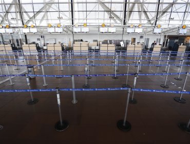 LAN continúa sin operaciones en diez aeropuertos de Chile por paro de la DGAC