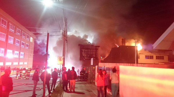 Incendio consumió dos locales comerciales en Punta Arenas