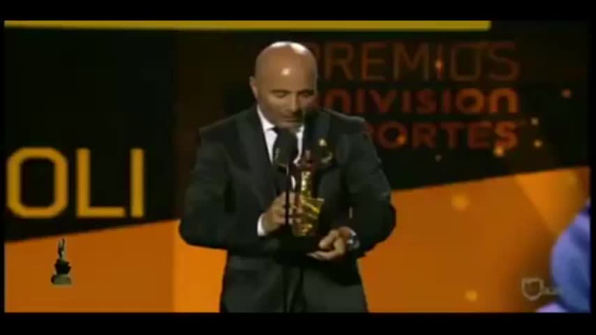 Jorge Sampaoli recibió el premio al mejor entrenador del año 2015