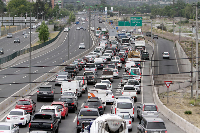 Un muerto y dos heridos grave tras choque en la autopista Costanera Norte