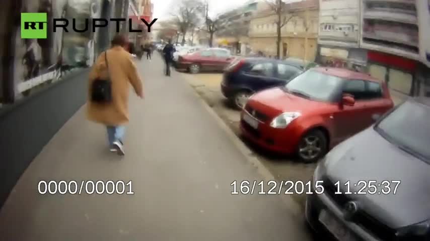 Brutal arresto de una anciana por cruzar un semáforo en rojo