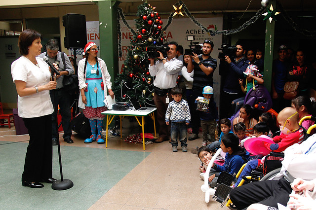 Ministra Castillo llevó mensaje de apoyo a niños que pasarán Navidad en hospital